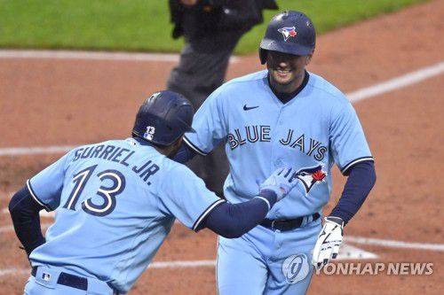 2점 홈런 치고 득점하는 조 패닉(오른쪽)[USA 투데이/로이터=연합뉴스]