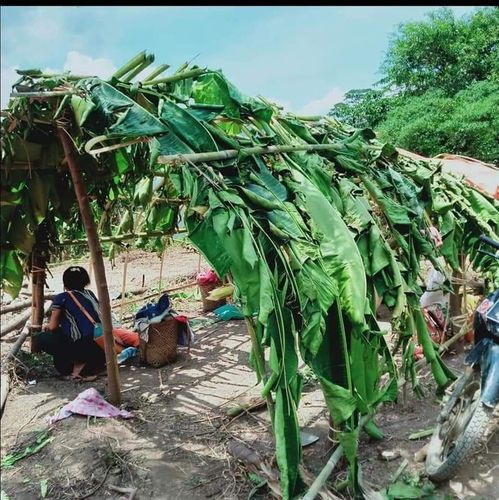민닷시를 떠나 산악 지역으로 피신한 주민들.[꼬 나잉 목사 제공. 재판매 및 DB 금지]
