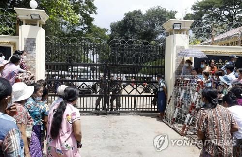 인세인 교도소 앞에서 사면으로 석방되는 재소자들을 기다리는 시민들 2021.4.17[EPA=연합뉴스]