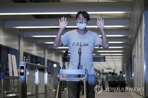 미얀마서 추방돼 일본 나리타 공항에 도착한 기타즈미 유키[AP=연합뉴스]
