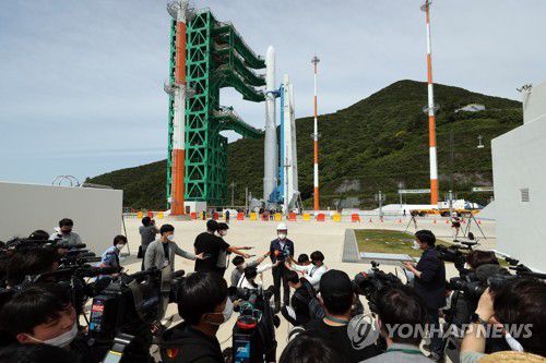 발사대에 선 누리호 인증모델…현장 브리핑(고흥=연합뉴스) 정회성 기자 = 1일 오전 전남 고흥군 나로우주센터에서 누리호 인증모델(QM)을 발사대에 세우는 작업이 성공해 고정환 한국항공우주연구원 한국형발사체개발사업본부장이 현장 브리핑을 하고 있다. 2021.6.1 hs@yna.co.kr