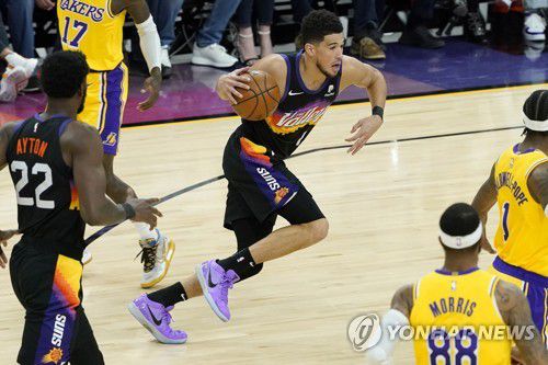 돌파하는 부커[AP=연합뉴스]