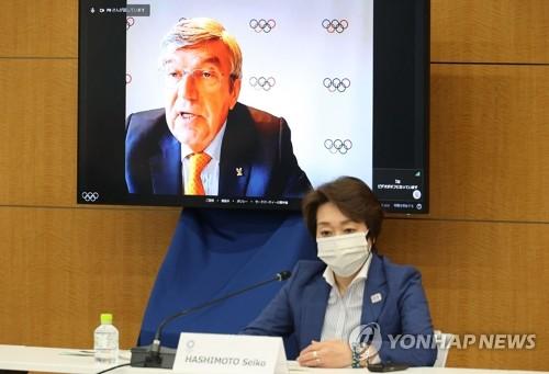 하시모토 도쿄올림픽 회장과 화상회의 하는 IOC 위원장[도쿄 AFP=연합뉴스 자료사진] 토마스 바흐 국제올림픽위원회(IOC) 위원장이 5월 19일(현지시간) IOC·도쿄올림픽 조직위원회 간 온라인 조정위원회에 화상으로 참가해 개막연설을 하고 있다. 앞은 바흐 위원장의 연설을 경청하고 있는 하시모토 세이코 도쿄올림픽·패럴림픽 조직위원회 회장의 모습. sungok@yna.co.kr