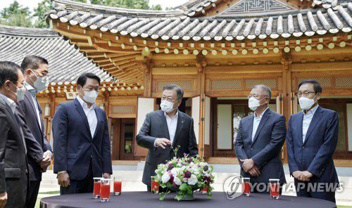 4대 그룹 대표와 환담하는 문 대통령(서울=연합뉴스) 이진욱 기자 = 문재인 대통령이 2일 청와대 상춘재에서 최태원 SK 그룹 회장(왼쪽 세번째), 정의선 현대자동차그룹 회장(왼쪽 다섯번째), 구광모 LG 그룹 회장(왼쪽 두번째), 김기남 삼성전자 부회장 등 4대 그룹 대표와 간담회에서 앞서 환담하고 있다. 왼쪽은 유영민 대통령 비서실장. 2021.6.2 cityboy@yna.co.kr