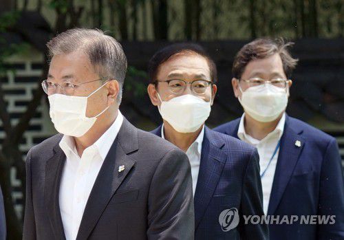 문 대통령과 김기남 삼성전자 부회장(서울=연합뉴스) 이진욱 기자 = 문재인 대통령이 2일 청와대 에서 4대 그룹 대표와 간담회장으로 향하고 있다. 오른쪽부터 안일환 경제수석, 김기남 삼성전자 부회장. 2021.6.2 cityboy@yna.co.kr