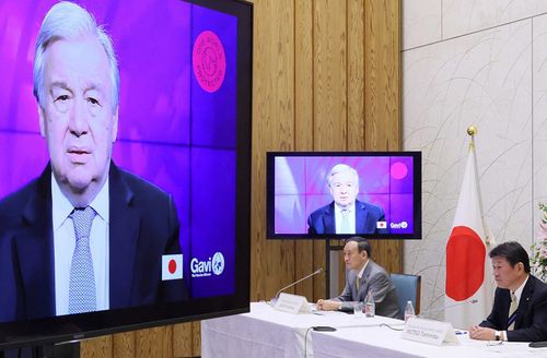 (도쿄=연합뉴스) 스가 요시히데(菅義偉) 일본 총리가 2일 오후 일본 총리관저에서 온라인으로 열린 '코백스(COVAX) 백신 서밋(정상회의)'에 참석 중이다. 모테기 도시미쓰(茂木敏充, 오른쪽) 일본 외무상이 배석했다. [일본 총리관저 제공, 재판매 및 DB 금지]