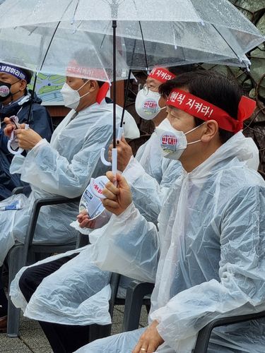 '경남혁신도시(LH) 지키기 범시민 운동본부' 출범·궐기대회(진주=연합뉴스) 지성호 기자 = 경남 진주상공회의소와 진주YMCA가 3일 한국토지주택공사(LH) 정문 앞에서 '경남진주혁신도시(LH) 지키기 범시민 운동본부' 출범식 및 LH 분할안 반대 궐기대회를 열고 있다. 2021.6.3 shchi@yna.co.kr (끝)