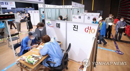 '코로나 종식의 날을 위해, 오늘도 계속되는 접종'(서울=연합뉴스) 김도훈 기자 = 국내에서 신종 코로나바이러스감염증(코로나19) 백신 접종이 시작된 지 100일을 이틀 앞둔 3일 오전 서울 구로구 오류아트홀에 마련된 접종센터에서 백신 접종 및 예진 등이 진행되고 있다. 2021.6.3 superdoo82@yna.co.kr