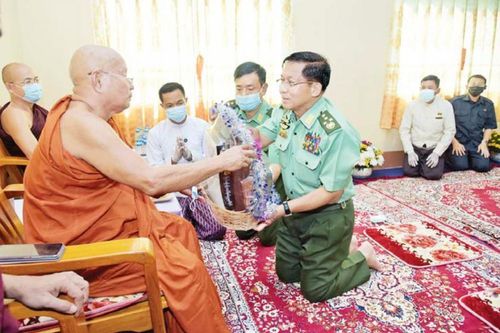 승려 카위다자를 만나 무릅꿇은 흘라잉 최고사령관[미얀마나우·재판매 및 DB 금지]