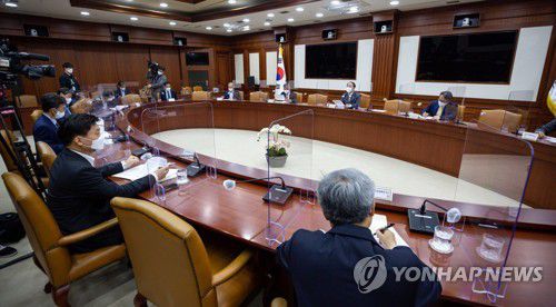 홍남기 부총리, 연구기관장 및 투자은행 전문가 간담회서 발언(서울=연합뉴스) 이지은 기자 = 홍남기 경제부총리 겸 기획재정부 장관이 4일 오전 정부서울청사에서 열린 연구기관장 및 투자은행 전문가 간담회에서 발언하고 있다. 이날 홍 부총리는 2차 추가경정예산(추경)안 편성 검토를 공식화했다. 2021.6.4 jieunlee@yna.co.kr