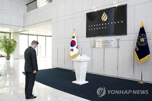 묵념하는 문 대통령(서울=연합뉴스) 문재인 대통령이 4일 오후 국가정보원을 방문, 국가정보원 개혁성과 보고회에 앞서 청사 내 '이름없는 별' 조형물 앞에서 묵념하고 있다.  이 조형물은 업무 중 순직한 정보요원들을 기리기 위해 만들어졌다. [청와대 제공. 재판매 및 DB 금지] cityboy@yna.co.kr