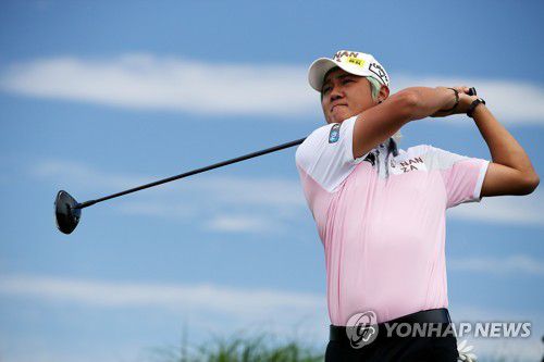 허인회, 드라이버 티샷(서울=연합뉴스) 4일 경남 거제시 드비치골프클럽에서 열린 '제11회 데상트코리아 먼싱웨어 매치플레이 32강전' 1번 홀에서 허인회가 드라이버 티샷을 하고 있다. 2021.6.4 
    [KPGA 제공. 재판매 및 DB 금지] photo@yna.co.kr
