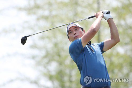 이동민 3번홀 티샷(서울=연합뉴스) 이동민이 6일 경상남도 거제시에 위치한 드비치골프클럽에서 열린 제11회 데상트코리아 먼싱웨어 매치플레이 결승전 3번 홀에서 티샷하고 있다. 2021.6.6 
    [KPGA 제공. 재판매 및 DB 금지] photo@yna.co.kr