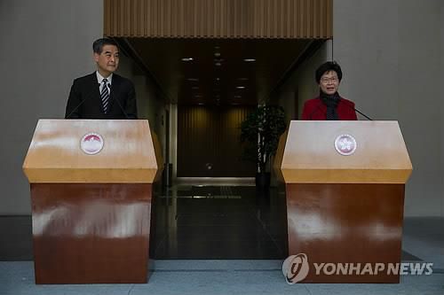 (홍콩 EPA=연합뉴스) 2017년 3월 27일. 홍콩 차기 행정장관 선거에서 압도적인 표차로 당선된 친중국파 캐리 람 전 홍콩 정무사장(총리격·오른쪽)과 렁춘잉 현 행정장관이홍콩 정부청사에서 기자회견을 하는 모습.