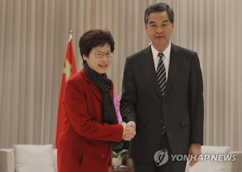 2017년 3월 27일. 홍콩 차기 행정장관 선거에서 승리한 캐리 람(왼쪽) 전 홍콩 정무사장과 렁춘잉 홍콩 행정장관이 악수를 하는 모습. [EPA=연합뉴스]