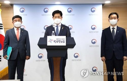노형욱 장관, LH혁신방안 대국민 브리핑(서울=연합뉴스) 김승두 기자 = 노형욱 국토교통부 장관이 7일 정부서울청사 브리핑실에서 LH혁신방안 대국민 브리핑을 하고 있다. 이날 브리핑에는 국무조정실 윤창렬 국무2차장(오른쪽)과 안도걸 기획재정부 2차관(왼쪽)이 배석했다. kimsdoo@yna.co.kr