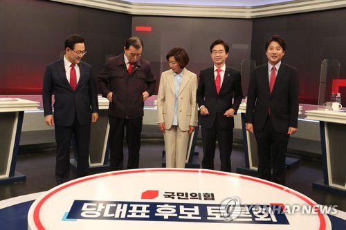 국민의힘 당 대표 후보들 방송토론(서울=연합뉴스) 국민의힘 당 대표 선거에 출마한 주호영(왼쪽부터), 홍문표, 나경원, 조경태, 이준석 후보가 7일 오후 서울 중구 태평로 TV조선 스튜디오에서 열린 토론회에 앞서 기념촬영을 하고 있다. 2021.6.7 [국회사진기자단] zjin@yna.c○.kr