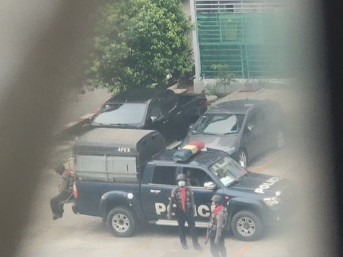 아파트 주차장에서 총을 들고 주위를 경계하는 군경. 2021. 6. 6.[양곤=연합뉴스 이정호 통신원]