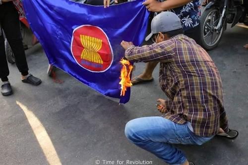 아세안 깃발을 불태우는 미얀마 시위대. 2021.6.6[SNS 캡처. 재판매 및 DB 금지]