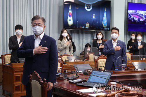 국기에 경례하는 문 대통령(서울=연합뉴스) 이진욱 기자 = 문재인 대통령이 8일 오전 청와대에서 열린 국무회의에서 국기에 경례하고 있다. cityboy@yna.co.kr