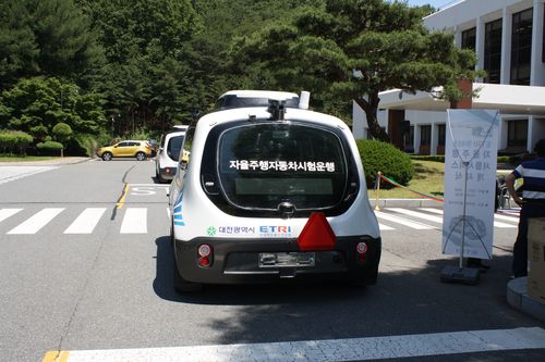 시범운행 중인 자율주행 셔틀버스[ETRI 제공. 재판매 및 DB 금지]