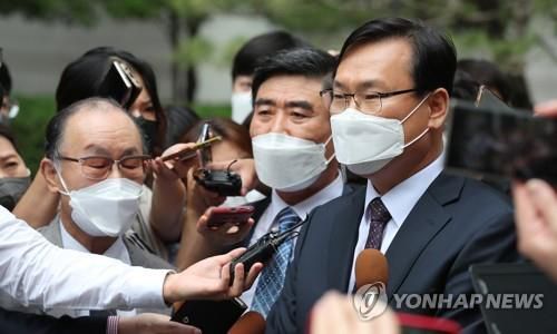 강제징용 피해 배상 각하에 "항소할 것"(서울=연합뉴스) 황광모 기자 = 지난 7일 오후 서울 서초구 서초동 서울중앙지법에 열린 강제징용 노동자와 유족 85명이 일본제철·닛산화학·미쓰비시중공업 등 일본 기업 16곳을 상대로 낸 1심 선고에서 각하 판결을 받은 뒤 가진 기자회견에서 원고 측 변호인인 강길 변호사(오른쪽)가 발언하고 있는 모습. [연합뉴스 자료사진] hkmpooh@yna.co.kr