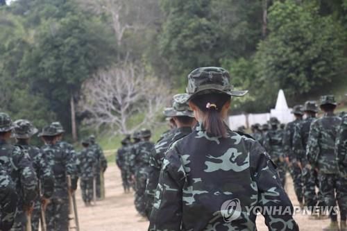 카야주 반군 캠프에서 군사 훈련을 받고 있는 미얀마인들. 2021.5.10[칸타라와디 타임스/AFP=연합뉴스. 재판매 및 DB 금지]