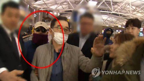 얼굴 가린 채 해외출국 시도하다 제지당한 김학의 전 차관[JTBC 제공]