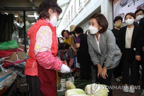 대구 서문시장 상인과 인사하는 나경원(대구=연합뉴스) 김현태 기자 = 국민의힘 나경원 당 대표 후보가 9일 대구 서문시장을 찾아 상인들과 인사를 하고 있다. 2021.6.9 mtkht@yna.co.kr
