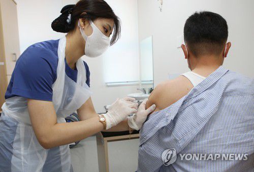 얀센 백신 접종 시작(창원=연합뉴스) 한지은 기자 = 30세 이상 예비군·민방위 등에 대한 신종 코로나바이러스 감염증(코로나19) 얀센 백신 접종이 시작된 10일 오전 경남 한양대학교 창원한마음병원에서 한 시민이 백신을 접종하고 있다. 2021.6.10 contactje@yna.co.kr