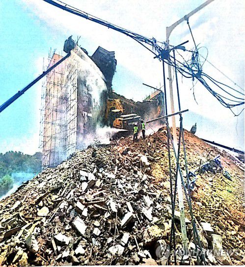 붕괴사고 수 시간 전 철거 현장(광주=연합뉴스) 9일 발생한 17명의 사상자를 낸 철거 건물 붕괴사고와 관련, 사고 발생 수 시간 전 철거 현장 장면을 촬영한 사진이 공개됐다. 철거업체 작업자들이 건물을 층별로 철거하지 않고 한꺼번에 여러 층을 부수는 모습이 사진에 찍혀 해제계획서를 제대로 준수하지 않았음이 의심된다. 2021.6.10 [독자 제공. 재판매 및 DB 금지] pch80@yna.co.kr