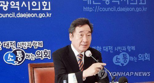 대전 찾은 더불어민주당 이낙연 전 대표(대전=연합뉴스) 김준호 기자 = 더불어민주당 이낙연 전 대표가 10일 지지 모임인 '신복지대전포럼' 출범식에 앞서 기자들과 만나 간담회를 하고 있다. kjunho@yna.co.kr