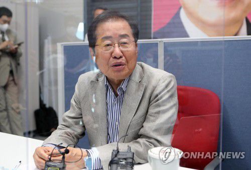 기자간담회 하는 홍준표지난달 14일 무소속 홍준표 의원이 자신의 대구 지역 사무실에서 국민의힘 복당 문제 등과 관련해 기자간담회를 하고 있다. [연합뉴스 자료사진]