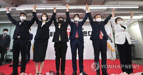 인사하는 국민의힘 이준석 신임 대표와 최고위원(서울=연합뉴스) 안정원 기자 = 11일 서울 여의도 국민의힘 중앙당사에서 열린 전당대회에서 이준석 신임 당 대표와 최고위원들이 손을 들어 보이고 있다. 왼쪽부터 김용태 청년최고위원, 배현진, 조수진 최고위원, 이준석 대표, 김재원, 정미경 최고위원. 2021.6.11 jeong@yna.co.kr