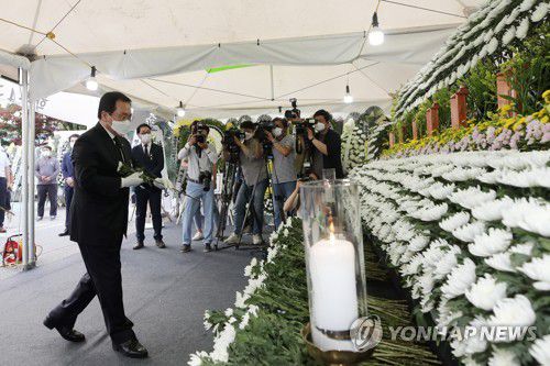 '광주 붕괴 참사' 헌화하는 유영민 靑비서실장(광주=연합뉴스) 천정인 기자 = 17명의 사상자를 낸 철거 건물 붕괴 참사 사흘째인 11일 오후 유영민 대통령 비서실장이 광주 동구청 주차장에 마련된 합동분향소를 찾아 헌화하고 있다. 2021.6.11 iny@yna.co.kr