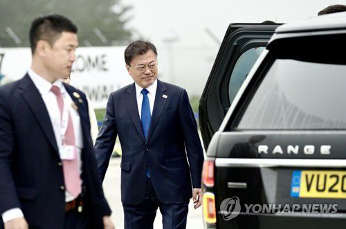 문 대통령, 영국 도착(콘월=연합뉴스) 이진욱 기자 =  G7(주요 7개국) 정상회의에 참석하는 문재인 대통령과 김정숙 여사가 11일 오후(현지시간) 영국 콘월 뉴키 공항에 도착, 숙소로 이동하고 있다. 2021.6.12 cityboy@yna.co.kr