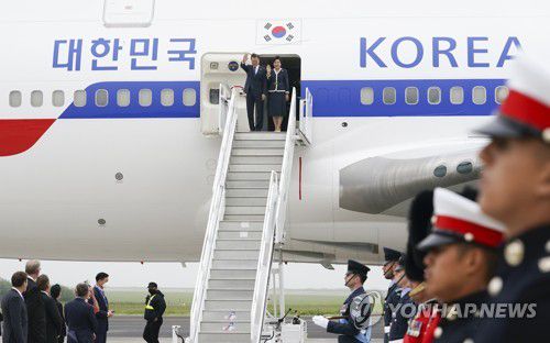 문 대통령 내외, 영국 도착(콘월=연합뉴스) 이진욱 기자 =  G7(주요 7개국) 정상회의에 참석하는 문재인 대통령과 김정숙 여사가 11일 오후(현지시간) 영국 콘월 뉴키 공항에 도착, 환영 인사들에게 손을 흔들고 있다. 2021.6.12 cityboy@yna.co.kr