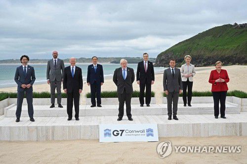 영국 콘월 바닷가서 기념사진 촬영하는 G7 정상들(카비스베이 AFP=연합뉴스) 11일(현지시간) 영국 남서부 콘월의 카비스 베이에서 막을 올린 주요 7개국(G7) 정상회의에서 참가국 정상들이 단체 기념사진 촬영을 위해 포즈를 취하고 있다. 사진 왼쪽부터 쥐스탱 트뤼도 캐나다 총리, 샤를 미셸 유럽연합(EU) 정상회의 상임의장, 조 바이든 미국 대통령, 스가 요시히데 일본 총리, 보리스 존슨 영국 총리, 마리오 드라기 이탈리아 총리, 에마뉘엘 마크롱 프랑스 대통령, 우르줄라 폰데어라이엔 EU 집행위원장, 앙겔라 메르켈 독일 총리. leekm@yna.co.kr