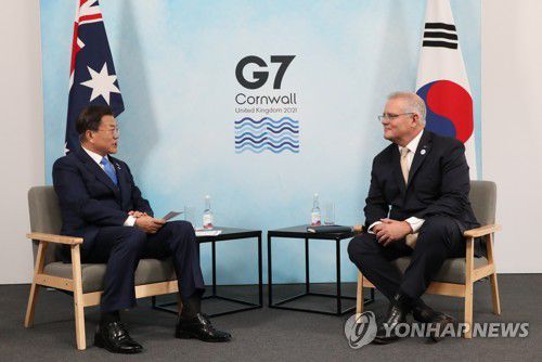 한- 호주 양자회담에서 발언하는 문 대통령(콘월[영국]=연합뉴스) 이진욱 기자 = G7 정상회의 참석차 영국을 방문 중인 문재인 대통령이 12일(현지시간) 영국 콘월 트레게나 캐슬 호텔에서 스콧 모리슨 호주 총리와 양자회담을 하고 있다. 2021.6.12 cityboy@yna.co.kr