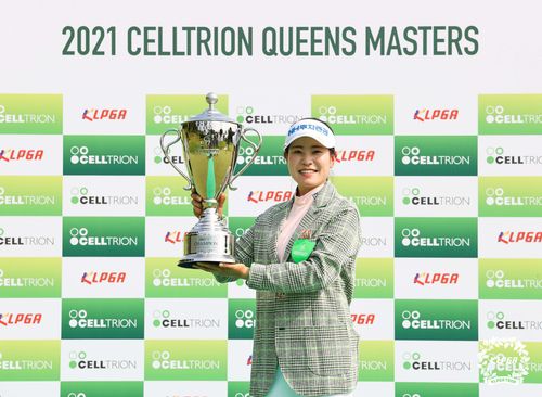 우승 트로피를 들고 있는 박민지[KLPGA 제공. 재판매 및 DB 금지]