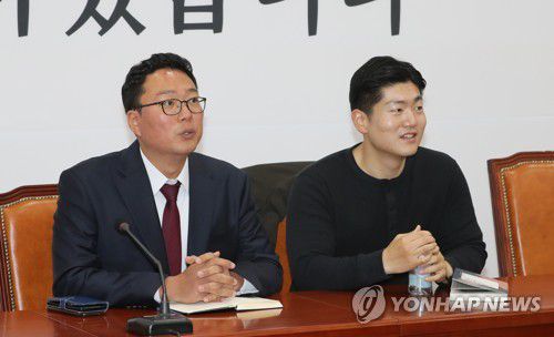 미래통합당 청년비대위 간담회김재섭 전 비대위원(오른쪽)과 천하람 전남 순천·광양·곡성·구례갑 위원장 [연합뉴스 자료사진]