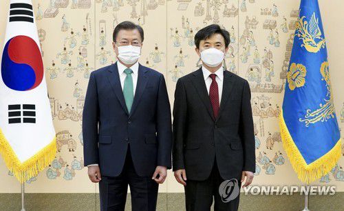 기념 촬영 하는 문 대통령(서울=연합뉴스) 이진욱 기자 = 문재인 대통령이 23일 오후 청와대에서 이현주 변호사에게 세월호참사 진상규명 특별검사 임명장을 수여한 뒤 기념촬영을 하고 있다. 2021.4.23 cityboy@yna.co.kr