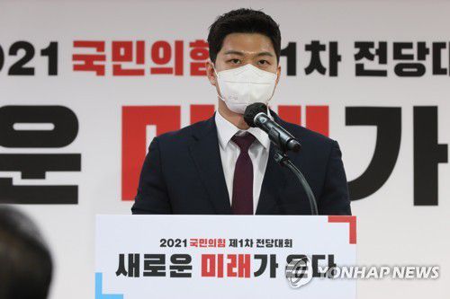 수락연설 하는 국민의힘 김용태 청년최고위원 국민의힘 김용태 신임 청년 최고위원이 지난 11일 서울 여의도 중앙당사에서 열린 제1차 전당대회에서 당선자 수락연설을 하고 있다. [연합뉴스 자료사진]