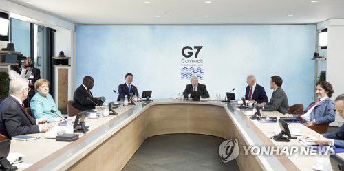 확대회의 1세션 참석한 문 대통령(콘월[영국]=연합뉴스) 이진욱 기자 = G7 정상회의 참석차 영국을 방문 중인 문재인 대통령이 12일(현지시간) 오후 영국 콘월 카비스베이에서 코로나19 백신 공급 확대 및 보건 역량 강화 방안을 다룰 확대회의 1세션에 참석해 있다.  2021.6.13 cityboy@yna.co.kr