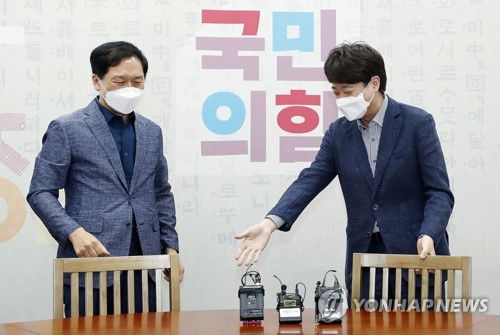 김기현 원내대표에게 자리 권하는 이준석 대표(서울=연합뉴스) 하사헌 기자 = 국민의힘 이준석 대표가 13일 서울 여의도 국회 당 대표실에서 김기현 원내대표와 주요 당직자 인선 논의를 하기 위해 회동하며 자리를 권하고 있다. 2021.6.13 toadboy@yna.co.kr