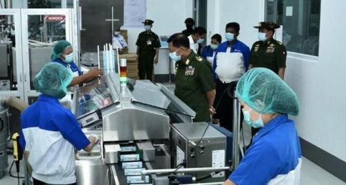 지난해 양곤의 치약·칫솔 공장을 방문한 민 아웅 흘라잉 미얀마군 총사령관[이라와디 사이트 캡처. 재판매 및 DB금지]