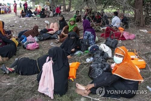 로힝야족 태우고 113일 표류한 선박, 인도네시아서 구조…9명 사망 [AP=연합뉴스]