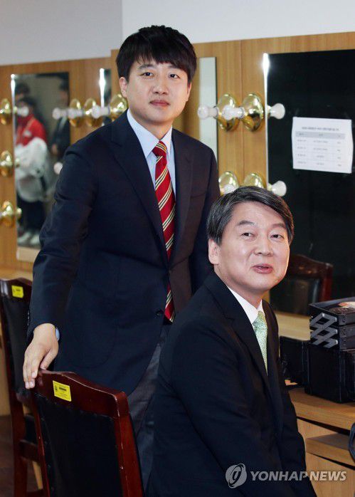 20대 벤처기업가에서 당 대표로 변신한 국민의힘 이준석 신임 대표국민의힘 이준석 신임 당대표는 6·11전당대회 당선 후 첫 주말 국민의당 안철수 대표와 만난 것으로 알려졌다. 
    사진은 지난 2016년 4월 20대 국회의원 선거에서 서울 노원병에 출마한 당시 새누리당 이준석 후보가 노원구 인덕대학교에서 열린 노원병 후보 TV간담회에서 안 대표와 마주친 모습.[연합뉴스 자료사진]