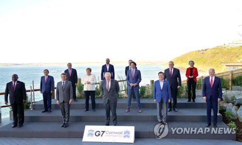 (콘월[영국]=연합뉴스) 이진욱 기자 = G7 정상회의 참석차 영국을 방문한 문재인 대통령이 12일(현지시간) 영국 콘월 카비스베이 양자회담장 앞에서 참가국 정상들과 기념사진을 찍고 있다. 앞줄 왼쪽부터 남아공 시릴 라마포사 대통령, 프랑스 에마뉘엘 마크롱 대통령, 영국 보리스 존슨 총리, 문 대통령, 미국 조 바이든 대통령. 두 번째 줄 왼쪽부터 일본 스가 요시히데 총리, 독일 앙겔라 메르켈 총리, 캐나다 쥐스탱 트뤼도 총리, 호주 스콧 모리슨 총리. 세 번째 줄 왼쪽부터 UN 안토니우 구테흐스 사무총장, 샤를 미셸 EU 정상회의 상임의장, 이탈리아 마리오 드라기 총리, 우르줄라 폰데어라이엔 EU 집행위원장. cityboy@yna.co.kr