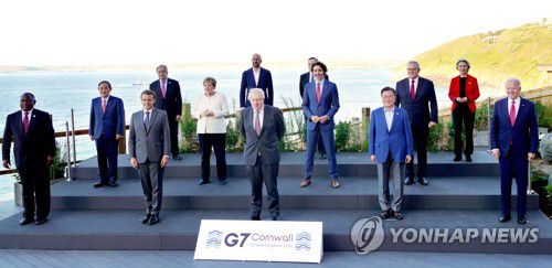문 대통령, G7 정상과 기념촬영(콘월[영국]=연합뉴스) 이진욱 기자 = G7 정상회의 참석차 영국을 방문 중인 문재인 대통령이 12일(현지시간) 영국 콘월 카비스베이 양자회담장 앞에서 참가국 정상들과 기념사진을 촬영하고 있다. 앞줄 왼쪽부터 남아공 시릴 라마포사 대통령, 프랑스 에마뉘엘 마크롱 대통령, 영국 보리스 존슨 총리 , 문재인 대통령, 미국 조 바이든 미국 대통령. 두번째 줄 왼쪽부터 일본 스가 요시히데 총리, 독일 앙겔라 메르켈 총리, 캐나다 쥐스탱 트뤼도 총리, 호주 스콧 모리슨 총리. 세번째 줄 왼쪽부터 UN 안토니우 구테흐스 사무총장, 샤를 미셸 EU 정상회의 상임의장, 이탈리아 마리오 드라기 총리, 우르줄라 폰데어라이엔 EU 집행위원장. 2021.6.13 cityboy@yna.co.kr
